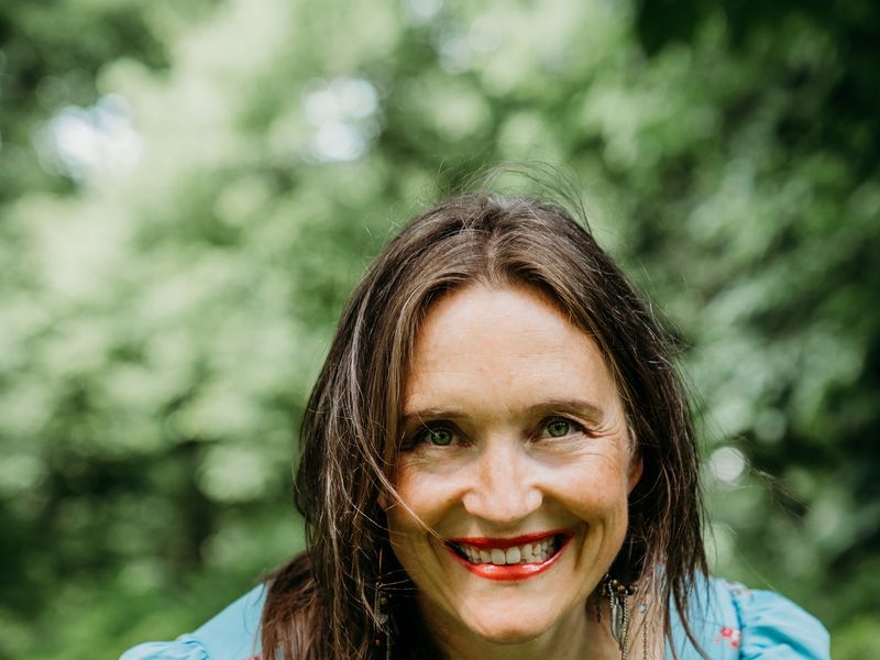 Portrett av Elin Enger som smiler, i blå kjole