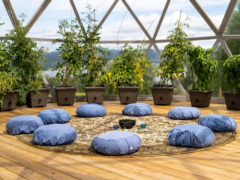 Kuppelen på gården med puter i ring og planter langs veggene