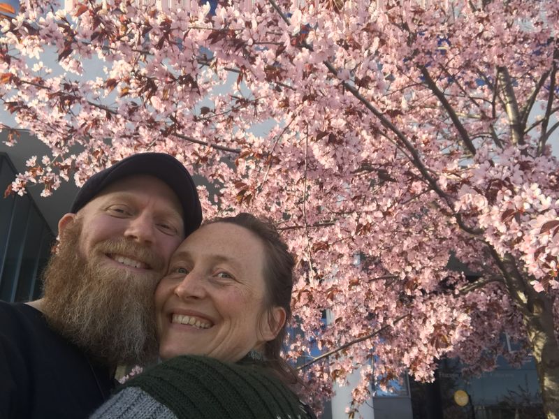 Elin og partneren hennes under et blomstrende kirsebærtre